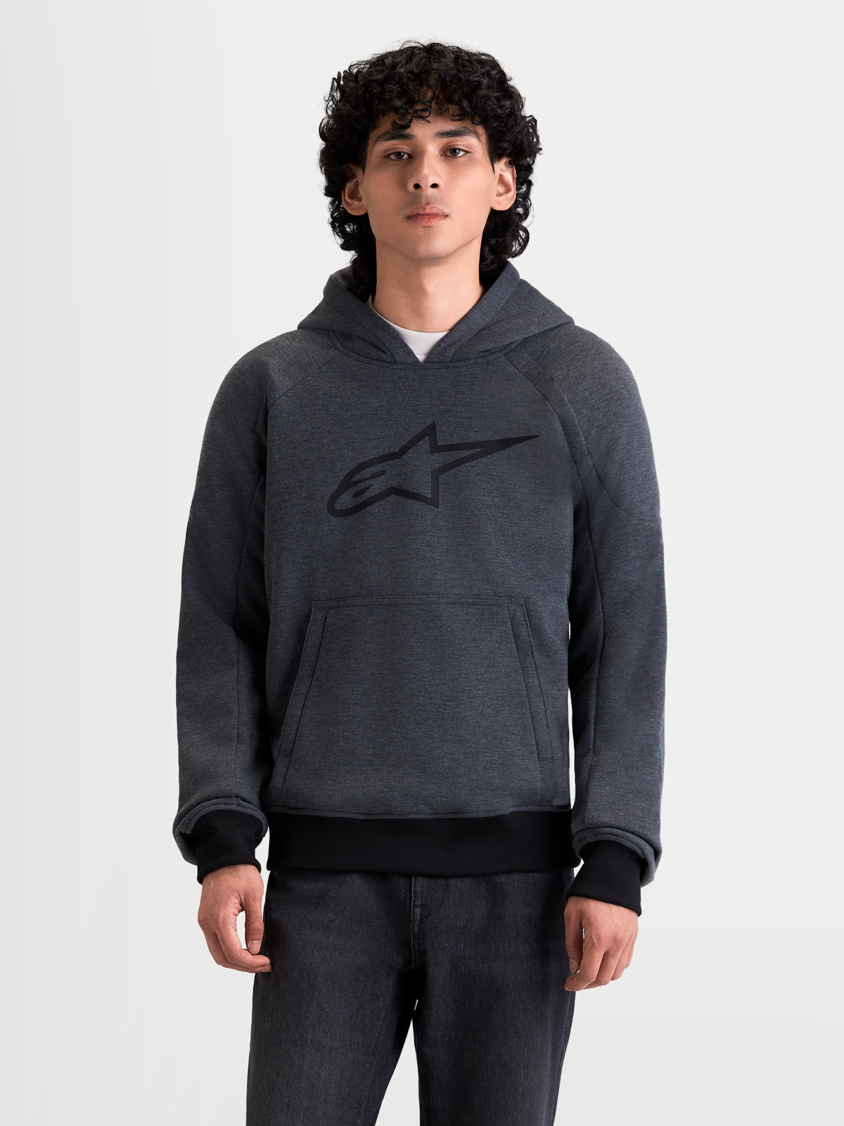 Alpinestars Sudadera Ageless, sudadera de moto urbana para hombre en gris melange asfalto, vista frontal de modelo con equipamiento de protección informal