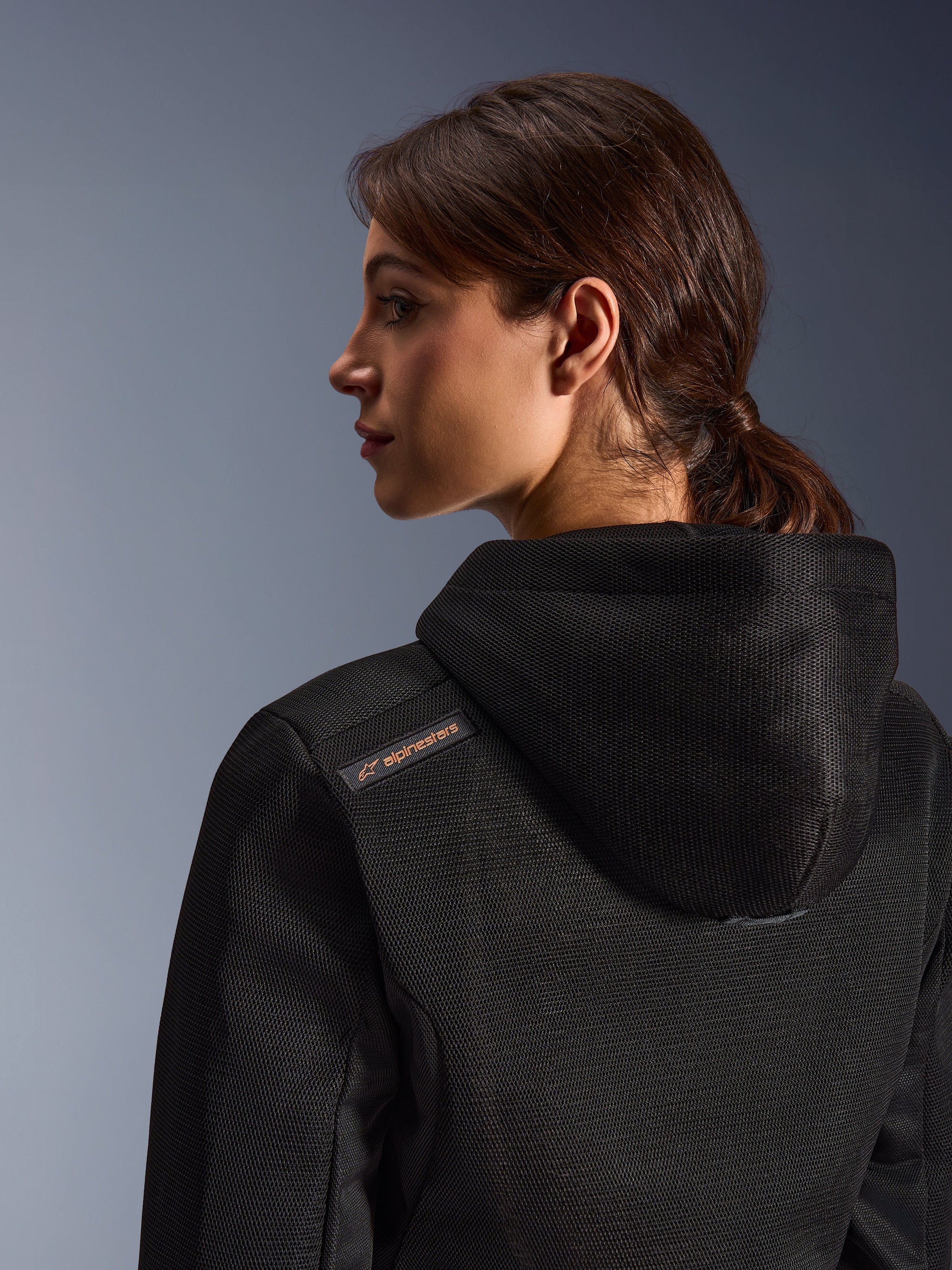 Sudadera Alpinestars Stella Chrome Superairflow, sudadera de moto para mujer, negra con detalle de logotipo en cobre, primer plano de la construcción de malla 3D en la espalda y el hombro, equipamiento técnico de protección para conducción urbana deportiva