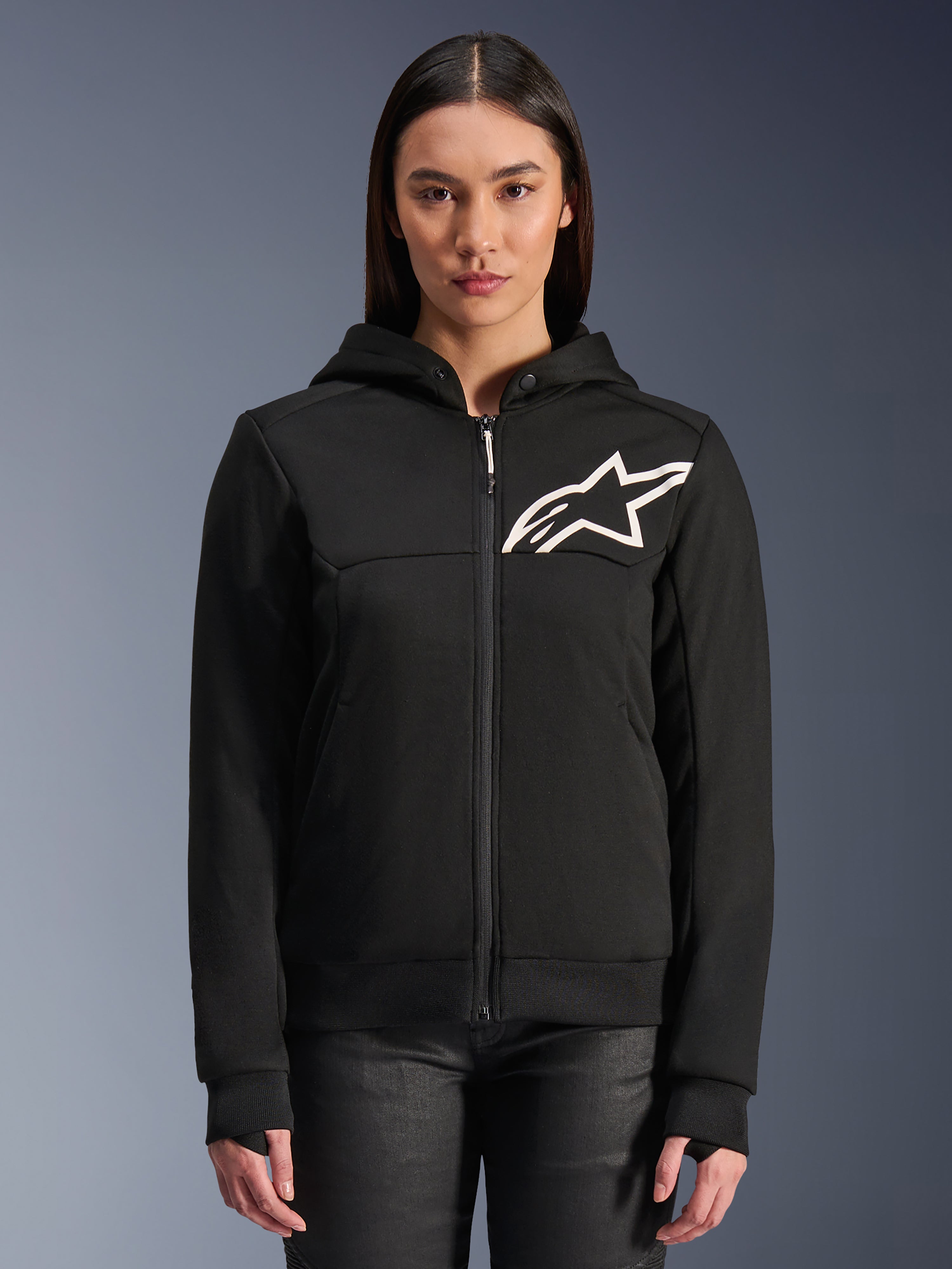 Alpinestars Stella Chrome V2 Sport Hoodie para mujer, sudadera de moto negra con cremallera, logo de estrella blanca en el pecho, confección en forro polar técnico, capucha con botón de presión en el cuello, equipamiento de rendimiento urbano casual
