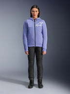 Alpinestars Stella Chrome V2 Sport Hoodie para mujer, color violeta azulado con logotipo Astars blanco en el pecho, sudadera técnica de forro polar con cremallera completa y capucha, combinada con pantalones de moto negros y botas de conducción, equipamiento de conducción urbana casual para mujer