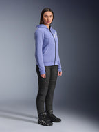 Alpinestars Woman Stella Chrome V2 Sport Hoodie, sudadera de moto en color azul violeta con el logotipo blanco de Alpinestars en el pecho, vestida por una modelo con pantalones de montar negros y botas de moto negras, ropa de conducción urbana para mujer