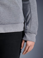 Primer plano de la sudadera Alpinestars Stella Chrome V2 Sport en Gray Heather, que muestra los detalles del dobladillo y los puños acanalados, material de forro polar técnico, equipamiento de moto urbano para mujer
