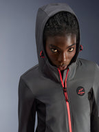 Alpinestars Stella Radium Tech Hoodie, gris oscuro y negro con acentos rojos, sudadera técnica de motociclismo cortavientos para mujer, incluye sistema de gestión de capucha y logo de Alpinestars en el pecho, equipamiento de conducción urbana