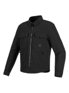 Alpinestars Bryon Water Resistant Overshirt, chaqueta de moto negra, vista frontal de tres cuartos, diseño inspirado en ropa de trabajo con bolsillos tipo cargo en el pecho, anilla metálica en D y cremallera frontal, textura de lona encerada resistente.