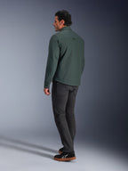 Alpinestars Bryon Water Resistant Overshirt, sobrecamisa de moto urbana en color verde Dark Emerald, vista trasera, combinada con pantalones oscuros y zapatillas negras, con un diseño moderno inspirado en la ropa de trabajo