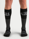 Alpinestars AT-8 Merino Calcetines, calcetines de moto adventure para hombre, grises y negros, térmicos de mezcla de merino, vista en modelo
