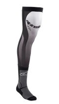 Alpinestars Knee Brace Socks, calcetines largos de motocross, negro, blanco y gris, diseño por encima de la rodilla con parte superior de Lycra elástica, inserciones de malla, acolchado de tobillo acanalado y logotipo de Alpinestars en el muslo