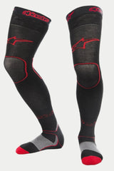 Alpinestars MX Long Tech Thick Socks, calcetines para motocross, negro y rojo, con logos de Alpinestars en rojo en el muslo y el puño, talón gris y detalles en rojo en la puntera, longitud hasta la mitad del muslo con zonas de malla especializadas, capa base técnica para carreras todoterreno