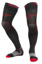 Alpinestars MX Long Tech Thick Socks, calcetines de motocross, negros y rojos, longitud hasta la mitad del muslo con logotipos en rojo, detalles grises y rojos en la suela, tejido técnico diseñado para conducción off-road y botas de motocross