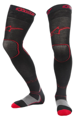 Alpinestars MX Long Tech Thick Socks, calcetines de motocross, negros y rojos, longitud hasta la mitad del muslo con logotipos en rojo, detalles grises y rojos en la suela, tejido técnico diseñado para conducción off-road y botas de motocross