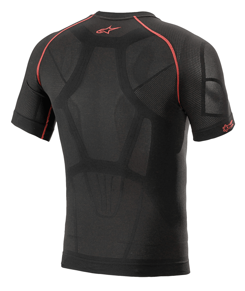 Alpinestars Ride Tech V2 Top Short Sleeve Summer, capa base de motociclismo, negro y rojo, vista posterior con construcción de mapeo corporal, paneles de ventilación de malla, costuras en contraste rojas y logotipo Astars rojo en la parte superior de la espalda