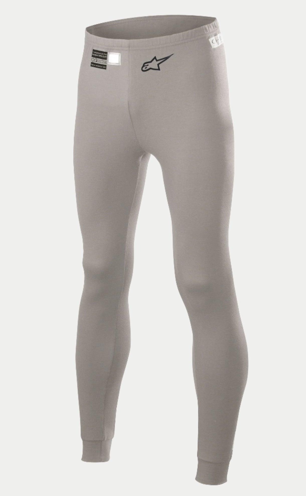Alpinestars Race V2 Bottom FIA, pantalones de capa base para automovilismo, gris medio, con un logotipo de estrella negro en la pierna y etiqueta de homologación FIA en la cintura, tejido ligero resistente al fuego con puños en los tobillos.