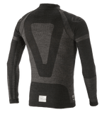 Camiseta de manga larga Alpinestars ZX Evo V2, capa base para automovilismo, negro y gris, vista posterior con un diseño técnico de jacquard, construcción tubular sin costuras y etiqueta de certificación FIA/SFI en el dobladillo