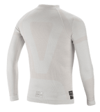 Alpinestars ZX Evo V2 Long Sleeve Top, capa base para automovilismo, blanco gris, vista trasera con construcción tubular ligera sin costuras y etiquetas de certificación FIA en el dobladillo inferior