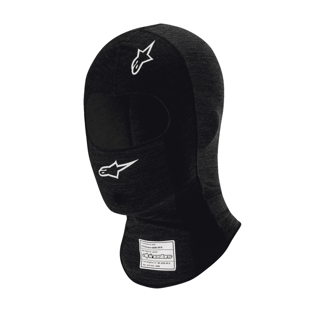 Alpinestars Race V3 Balaclava, pasamontañas de automovilismo negro resistente al fuego, logos de estrellas blancos en la frente y la mejilla, etiqueta de certificación FIA en el cuello, tejido técnico ligero con apertura para los ojos para protección de la cabeza en deportes de motor