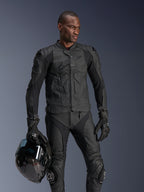 Chaqueta de cuero Alpinestars Dusk Airflow, negra, usada por un piloto masculino con pantalones de cuero y guantes a juego, sosteniendo un casco negro, con paneles de cuero perforado y protección integrada para conducción deportiva en moto.