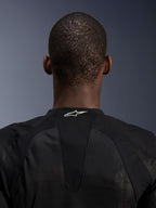 Chaqueta Alpinestars Troop-Air, negra, primer plano de la parte posterior del cuello que muestra un logotipo blanco de Alpinestars sobre malla técnica transpirable, chaqueta técnica de moto diseñada para un flujo de aire máximo