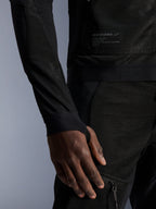 Chaqueta Alpinestars Troop-Air, negra, detalle de la construcción de malla técnica, parche de la marca con texto técnico y manga con orificio integrado para el pulgar, chaqueta de moto urbana de verano con diseño de alto flujo de aire