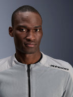 Alpinestars C-1 Air Jacket en plata y gris, retrato en primer plano de un motociclista, con paneles de malla técnica y logotipo negro en el hombro, equipamiento de moto urbano contemporáneo