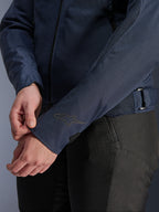 Alpinestars Stella C-1 Air Jacket, chaqueta de moto para mujer, azul, vista en primer plano de la manga con logotipo de estrella de transferencia térmica, paneles de tejido de malla y correa de cintura ajustable, equipamiento para conducción urbana.