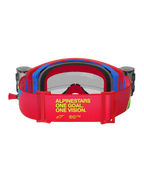 Gafas Alpinestars Supertech Corp, gafas de motocross en rojo y azul, vista trasera que muestra la correa ajustable roja con la marca 'ALPINESTARS ONE GOAL. ONE VISION.' en amarillo, botes de roll-off integrados y espuma facial multicapa negra