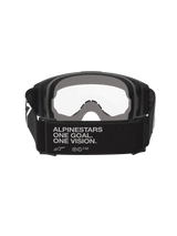Alpinestars Vision Goggles OTG, gafas de motocross, negro y gris, vista posterior que muestra una correa ancha de tejido negro con el eslogan de la marca, espuma facial gris de varias capas, lente transparente, diseñadas para ajustarse sobre las gafas graduadas