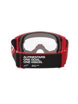 Alpinestars Vision Goggles OTG, gafas de motocross, rojas y negras con lente transparente, vista trasera que muestra la correa negra con el texto 'ALPINESTARS ONE GOAL. ONE VISION.', espuma facial gruesa de varias capas y montura roja flexible para un ajuste sobre gafas graduadas