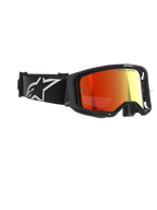 Gafas Alpinestars Vision 8 Corp, gafas de motocross, negras con lente de espejo roja, con correa negra con el logo de Alpinestars en blanco y el texto "ONE GOAL. ONE VISION." en la lente, protección ocular de alto rendimiento para carreras todoterreno