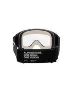 Gafas Alpinestars Vision 5 Corp, gafas de motocross, negro y transparente, vista trasera que muestra la correa negra con la inscripción blanca 'ALPINESTARS ONE GOAL. ONE VISION.', espuma facial gris claro y lente transparente antiempañante.