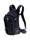 Mochila Alpinestars AT-15, mochila técnica de motociclismo, negro y gris oscuro, con un robusto panel frontal MOLLE, correas de compresión ajustables, correas acolchadas para los hombros con cierre magnético en el pecho y el logo All Terra, diseñada para conducción de aventura off-road