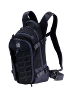 Mochila Alpinestars AT-15, mochila técnica de motociclismo, negro y gris oscuro, con un robusto panel frontal MOLLE, correas de compresión ajustables, correas acolchadas para los hombros con cierre magnético en el pecho y el logo All Terra, diseñada para conducción de aventura off-road
