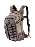 Mochila Alpinestars AT-15, Aluminum Walnut, mochila de aventura para motociclismo de 15L expandible, vista frontal de 3/4 con el logotipo All Terra, panel de rejilla negro, detalles de cremalleras en rojo y correas ergonómicas, diseño robusto para todoterreno