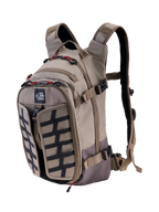 Mochila Alpinestars AT-15, Aluminum Walnut, mochila de aventura para motociclismo de 15L expandible, vista frontal de 3/4 con el logotipo All Terra, panel de rejilla negro, detalles de cremalleras en rojo y correas ergonómicas, diseño robusto para todoterreno