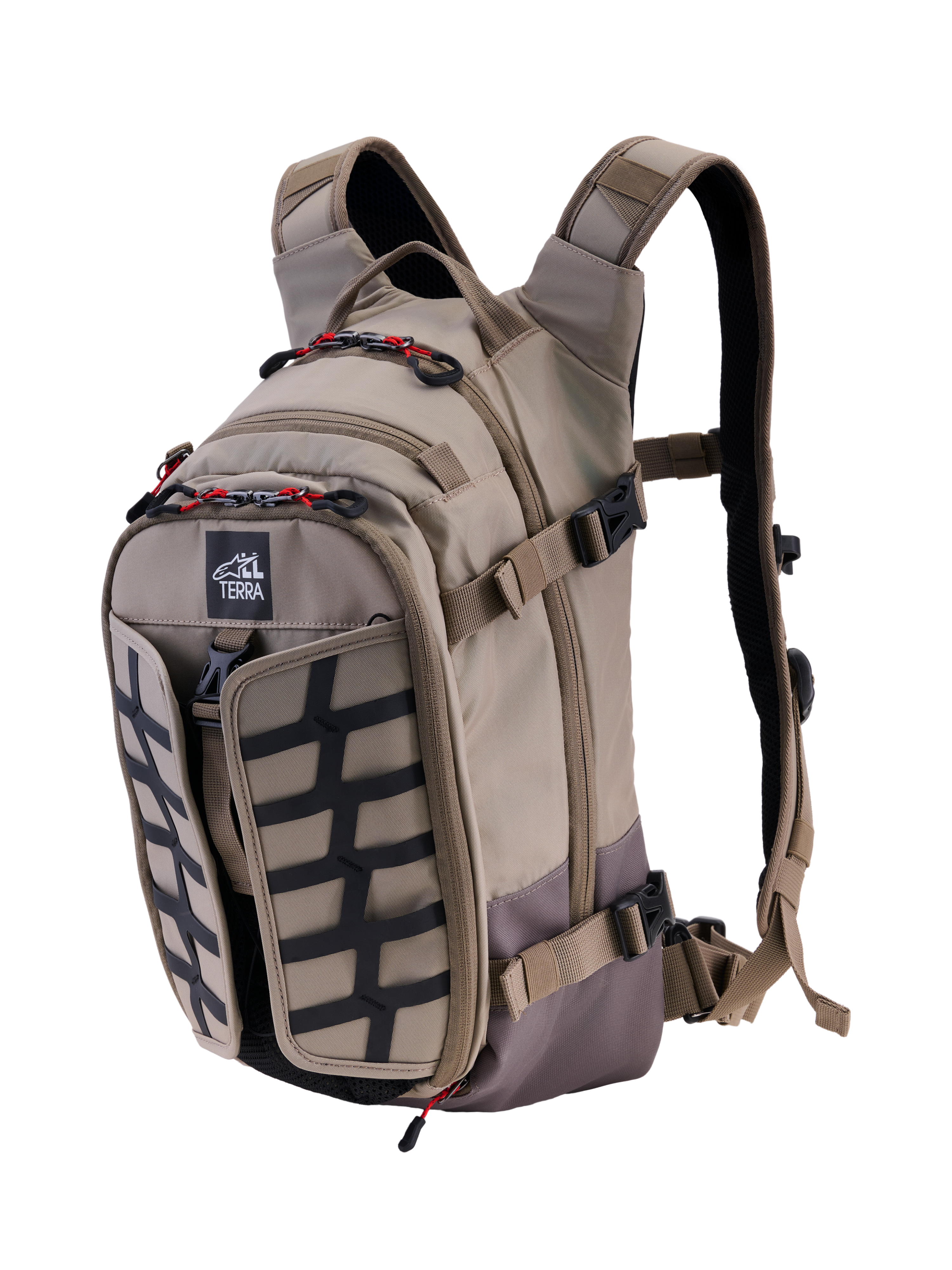 Mochila Alpinestars AT-15, Aluminum Walnut, mochila de aventura para motociclismo de 15L expandible, vista frontal de 3/4 con el logotipo All Terra, panel de rejilla negro, detalles de cremalleras en rojo y correas ergonómicas, diseño robusto para todoterreno