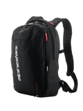 Alpinestars City Hunter V2 Backpack, negra con detalles en blanco y rojo, mochila urbana para moto, con tirantes acolchados de malla, múltiples compartimentos con cremallera, marca vertical blanca y detalles del logo en rojo, diseño ergonómico para motociclistas
