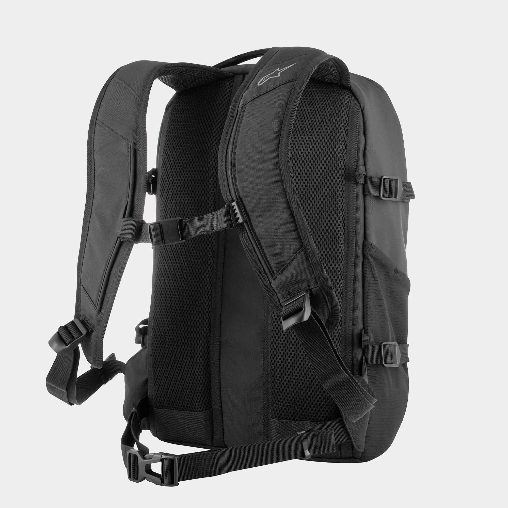 Mochila Alpinestars AMP3, mochila técnica para moto, negra, vista trasera que muestra el panel de malla 3D, correas acolchadas ajustables con cierre magnético en el pecho y correas de cintura, hebillas de compresión laterales, diseño en poli-tela resistente