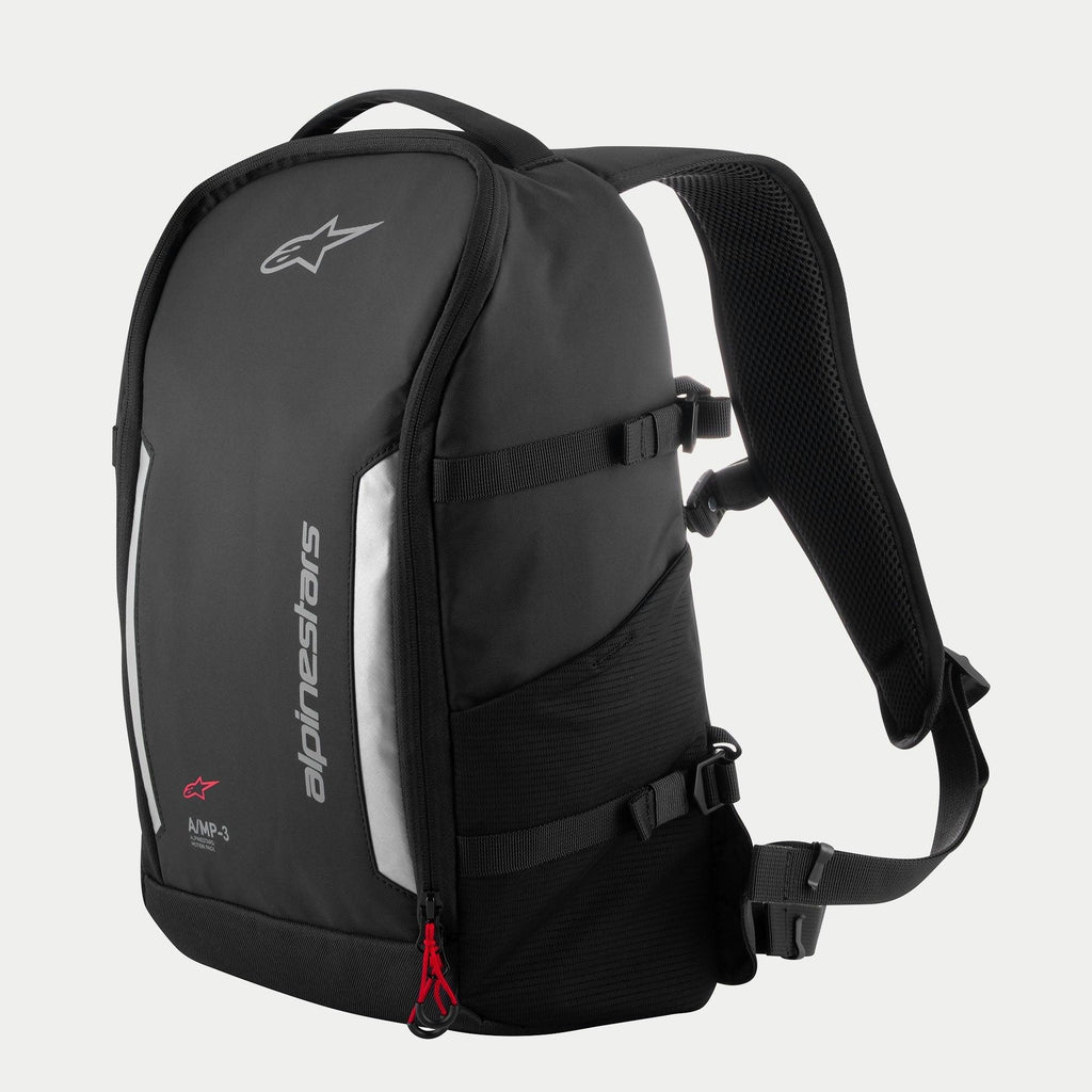 Mochila Alpinestars AMP3, mochila técnica de moto negra con logotipos blancos, paneles reflectantes plateados, tiradores de cremallera rojos, correas de compresión laterales ajustables y correas para los hombros de malla acolchada.
