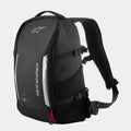 Mochila Alpinestars AMP3, mochila técnica de moto negra con logotipos blancos, paneles reflectantes plateados, tiradores de cremallera rojos, correas de compresión laterales ajustables y correas para los hombros de malla acolchada.
