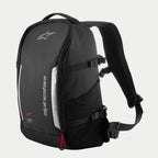 Mochila Alpinestars AMP3, mochila técnica de moto negra con logotipos blancos, paneles reflectantes plateados, tiradores de cremallera rojos, correas de compresión laterales ajustables y correas para los hombros de malla acolchada.