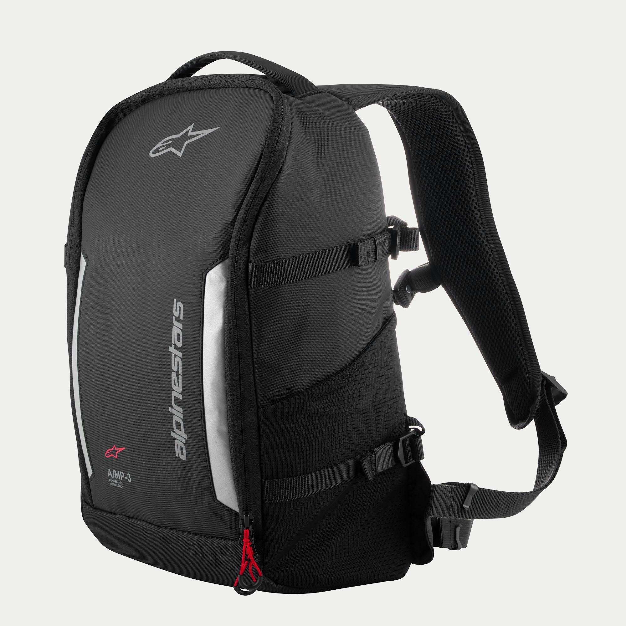 Mochila Alpinestars AMP3, mochila técnica de moto negra con logotipos blancos, paneles reflectantes plateados, tiradores de cremallera rojos, correas de compresión laterales ajustables y correas para los hombros de malla acolchada.
