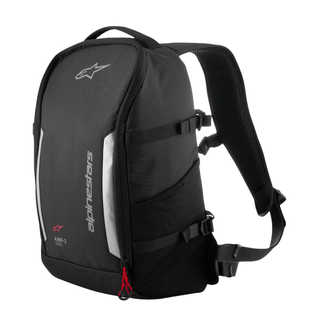 Mochila Alpinestars AMP3, mochila técnica para moto, negra, con paneles reflectantes grises y logotipo Alpinestars vertical, detalle de cremallera en rojo, correas de compresión laterales y bolsillo de malla, 17 litros de capacidad para uso urbano y en carretera