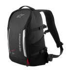 Mochila Alpinestars AMP3, mochila técnica para moto, negra, con paneles reflectantes grises y logotipo Alpinestars vertical, detalle de cremallera en rojo, correas de compresión laterales y bolsillo de malla, 17 litros de capacidad para uso urbano y en carretera