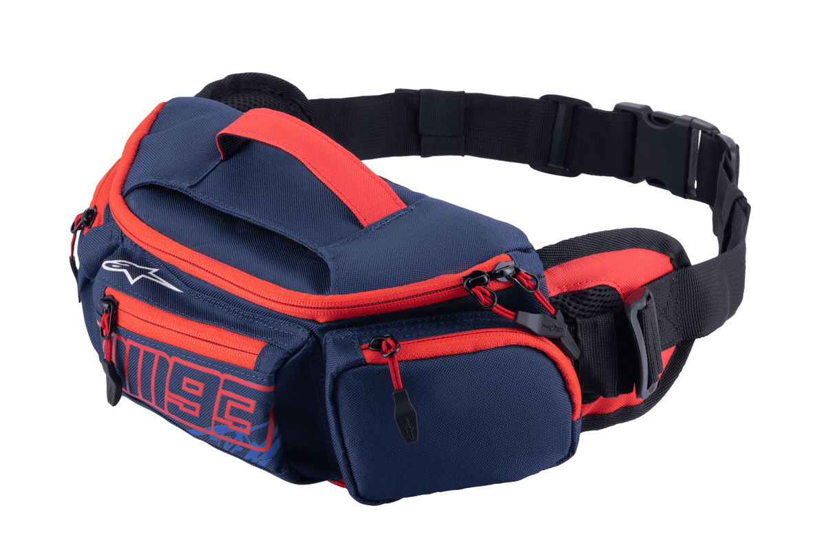 Alpinestars MM93 Waist Bag, riñonera para motociclismo, azul marino con detalles en rojo brillante y azul sodalita, diseño deportivo con el número 93, múltiples compartimentos con cremallera y cinturón ajustable negro.