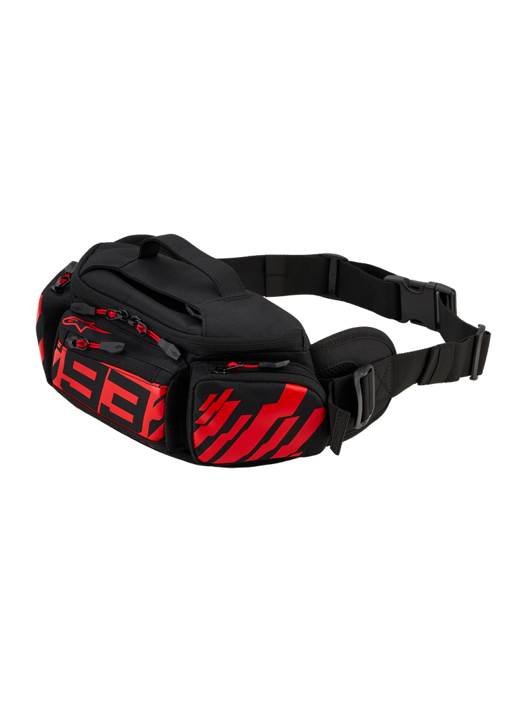 Alpinestars MM93 Waist Bag, riñonera para moto, negra con rojo flúor y rojo brillante, con el logotipo estilizado 93 en rojo en el frontal, múltiples compartimentos con cremallera y tiradores rojos, correa de cintura ajustable negra con hebilla, confección en tejido duradero
