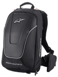 Alpinestars Charger Pro Backpack, negra, mochila para moto semirrígida y aerodinámica, panel frontal con textura de fibra de carbono y ribetes plateados reflectantes, logotipos de Alpinestars en blanco, correas acolchadas para los hombros y bolsa de cinturón desmontable, diseño deportivo