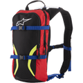 Mochila de hidratación Alpinestars Iguana, mochila para motocross y conducción off-road, negra y roja con correas azules y gráficos en amarillo fluorescente, logotipo de Alpinestars en blanco, dos compartimentos con cremallera, correas de hombros acolchadas con tubo de hidratación visible