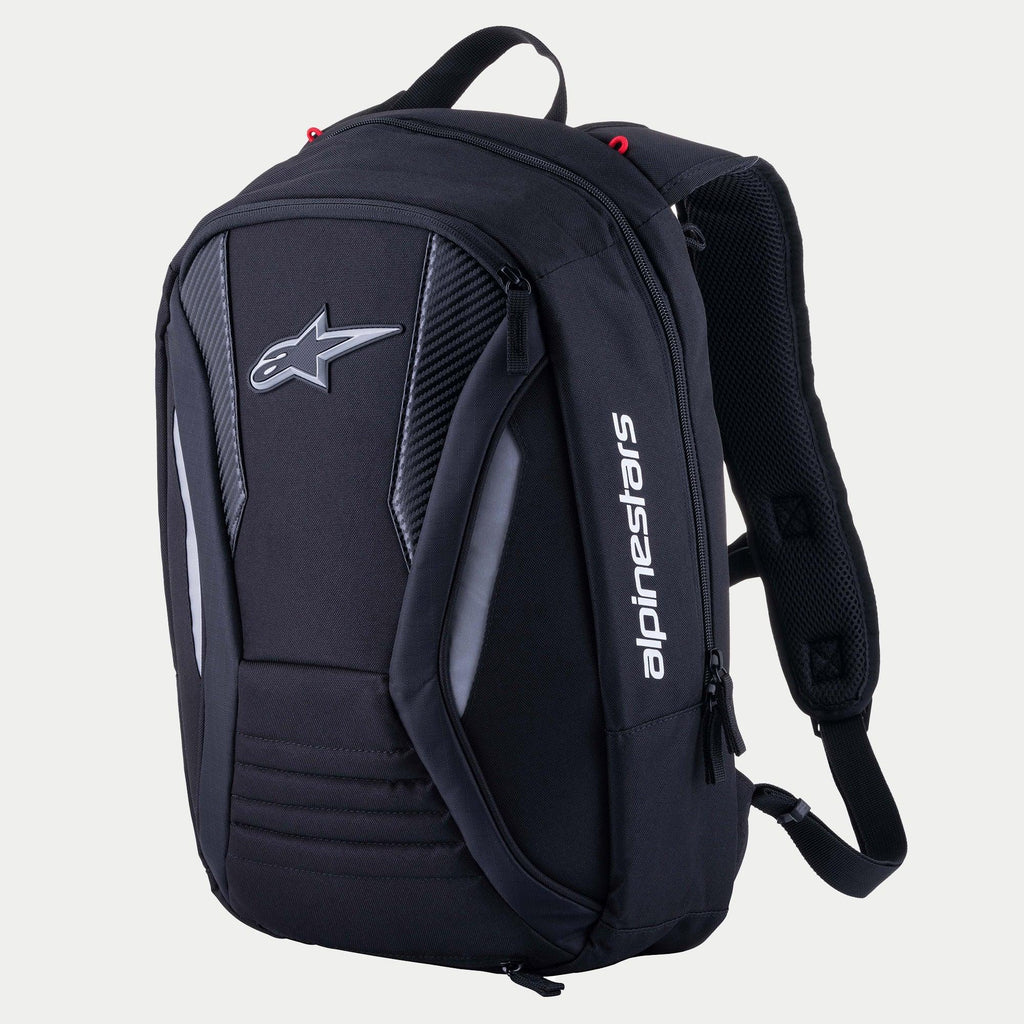 Alpinestars Charger Boost Backpack, mochila para moto, negra, carcasa semirrígida aerodinámica con logo Astar frontal y marca vertical blanca, paneles con textura de fibra de carbono y detalles reflectantes, diseño aerodinámico para conducción de alto rendimiento en carretera