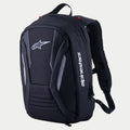 Alpinestars Charger Boost Backpack, mochila para moto, negra, carcasa semirrígida aerodinámica con logo Astar frontal y marca vertical blanca, paneles con textura de fibra de carbono y detalles reflectantes, diseño aerodinámico para conducción de alto rendimiento en carretera