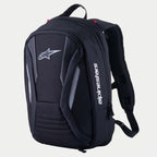 Alpinestars Charger Boost Backpack, mochila para moto, negra, carcasa semirrígida aerodinámica con logo Astar frontal y marca vertical blanca, paneles con textura de fibra de carbono y detalles reflectantes, diseño aerodinámico para conducción de alto rendimiento en carretera