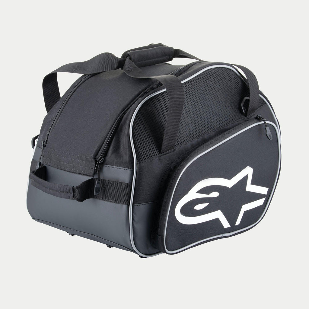 Alpinestars Flow V3 Helmet Bag, bolsa de almacenamiento protectora para cascos integrales, negro y blanco, con un gran logo blanco en el lateral, paneles de ventilación de malla y asas reforzadas, diseño de poliéster duradero para equipo de carreras.